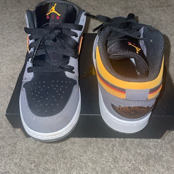 Air Jordan 1s Low SE (GS) - Picture 1 of 6